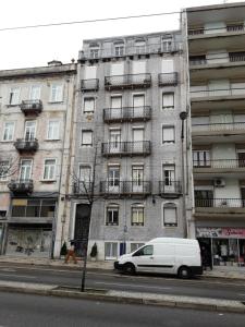 Una camioneta blanca estacionada frente a un edificio en Residência Almirante, en Lisboa