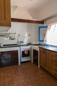 cocina con fogones blancos y fregadero en Ca Na Maria Teueta en Sant Ferran de Ses Roques
