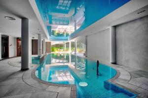 Bazén v ubytovaní Hotel Wojciech alebo v jeho blízkosti