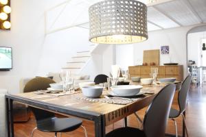 tavolo da pranzo con sedie e lampadario pendente di Art Apartment Velluti a Firenze