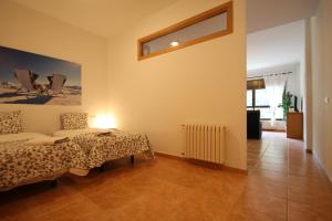 1 dormitorio con cama y ventana. en Pont de Toneta 4,3 Ransol, Zona Grandvalira, en Ransol