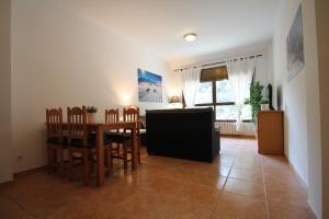 een keuken en eetkamer met een tafel en stoelen bij Pont de Toneta 4,3 Ransol, Zona Grandvalira in Ransol