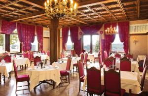 jadalnia ze stołami i krzesłami oraz żyrandolem w obiekcie Schlosshotel Steinburg w mieście Würzburg