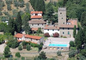 Bazén v ubytování Castello di Pratelli nebo v jeho okolí