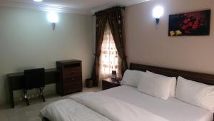 Postel nebo postele na pokoji v ubytování KH Lodge Abuja
