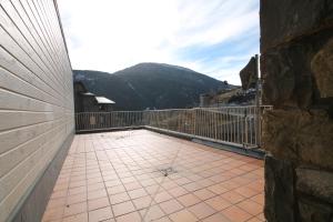 a balcony with a view of a mountain at Pont de Toneta 4,4 Ransol, Zona Grandvalira in Ransol