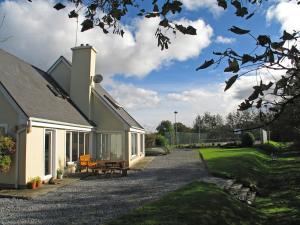 Aed väljaspool majutusasutust Camillaun Lodge with Lough Corrib Boat Hire