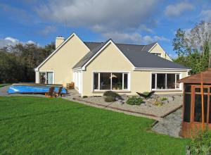 Bassein majutusasutuses Camillaun Lodge with Lough Corrib Boat Hire või selle lähedal