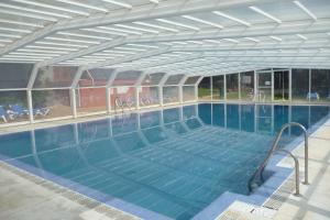 Bazén v ubytování Complejo Turístico & Camping Cabopino nebo v jeho okolí