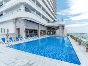 Бассейн в Sanya Dadonghai Seaview Hotel или поблизости