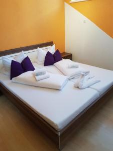 Säng eller sängar i ett rum på Gästehaus Ströter