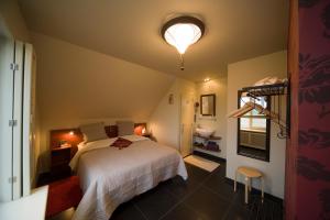 a bedroom with a large white bed in a room at B&B Artiriacumhoeve in Zedelgem