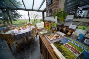 un ristorante con tavolo, sedie e finestra di B&B Artiriacumhoeve a Zedelgem