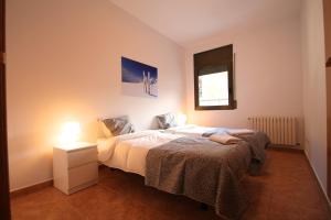 1 dormitorio con 1 cama, mesita de noche y ventana en Pont de Toneta 5,1 Ransol, Zona Grandvalira, en Ransol