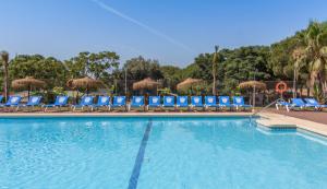 Bazén v ubytování Complejo Turístico & Camping Cabopino nebo v jeho okolí
