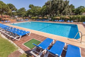 Bazén v ubytování Complejo Turístico & Camping Cabopino nebo v jeho okolí