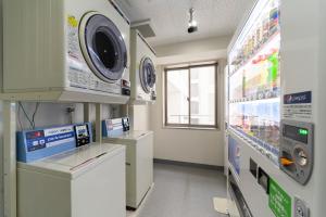 福岡市にあるWashington R&B Hotel Hakata Ekimae 2のランドリールーム(洗濯機、乾燥機付)