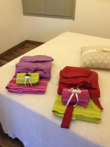 zwei Tüten Handtücher auf einem Bett mit Bögen in der Unterkunft A Picco Su Pitigliano in Pitigliano