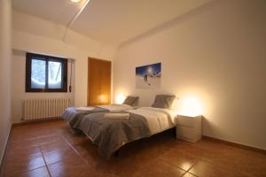 1 dormitorio con 1 cama grande en una habitación en Pont de Toneta 5,2 Ransol, Zona Grandvalira en Ransol
