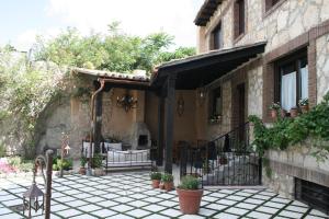 een huis met een patio met potplanten erop bij Las Casitas de Papel in Ampudia