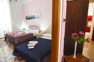 una camera con due letti con asciugamani di Sunrise B&B a Napoli