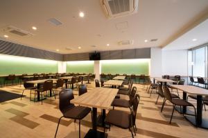 福岡市にあるWashington R&B Hotel Hakata Ekimae 2の緑の壁のレストラン