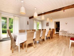 comedor con mesa blanca y sillas en Fine group house with sauna garden en Chiny