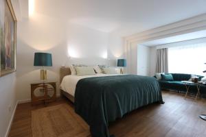 una camera da letto con un letto, un divano e una finestra di Sintra Rural Home - Cerrado da Serra a Sintra Altre 80 foto