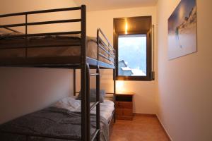 a small room with a bunk bed and a window at Pont de Toneta 5,3 Ransol, Zona Grandvalira in Ransol