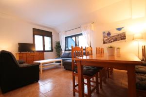 comedor y sala de estar con mesa y sillas en Pont de Toneta 5,3 Ransol, Zona Grandvalira, en Ransol