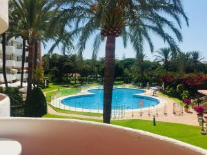 uma vista a partir da varanda de um resort com piscina em Apartamentos Coronado em Marbella