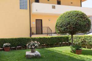 A garden outside Casa Vacanza Dal Cavaliere