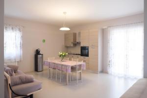 A kitchen or kitchenette at Casa Vacanza Dal Cavaliere Még 25 kép