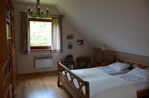 a bedroom with two beds and a window at Dom Na Pstrążnicy in Kudowa-Zdrój