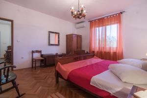 Posteľ alebo postele v izbe v ubytovaní vila lokvanj + 34 fotografií