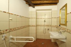 een badkamer met een wastafel en een douche bij Palazzo Centro Alloggi Vacanza in Nizza Monferrato