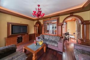 een woonkamer met een bank en een tv bij Apartments Coral in Kotor