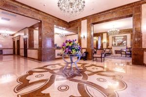 Lobby o reception area sa Alanda Hotel