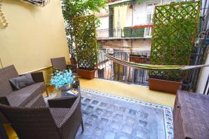 balkon ze stołem, krzesłami i ogrodzeniem w obiekcie Sunrise B&B w mieście Napoli