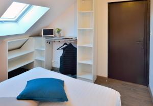 ブリーヴ・ラ・ガイヤルドにあるBUGEAUD #4 - Appartement chaleureux - 4 personnesのベッドルーム1室(ベッド1台、ノートパソコン付きのデスク付)