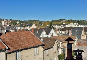 - Vistas a una ciudad con casas y tejados en BUGEAUD #4 - Appartement chaleureux - 4 personnes, en Brive-la-Gaillarde