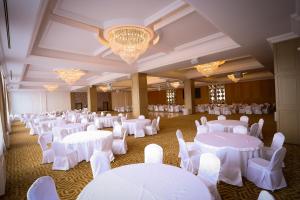 een feestzaal met witte tafels en witte stoelen bij Glavatarski Han in Glavatartsi