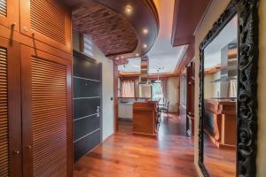 een keuken met houten vloeren en een hal met een spiegel bij Apartments Coral in Kotor