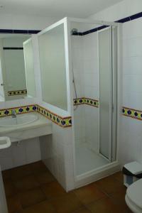 エステポナにあるVillacana 31/14の白いバスルーム(シャワー、シンク付)