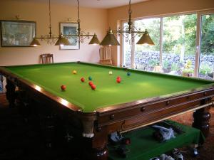 una mesa de billar con pelotas en una habitación en Camillaun Lodge with Lough Corrib Boat Hire, en Oughterard
