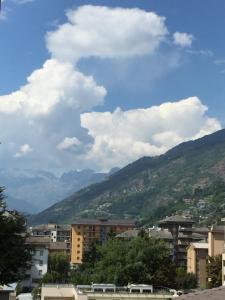 Blick auf eine Stadt mit Gebäuden und Bergen in der Unterkunft Beaucoeur in Aosta