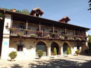 un edificio con cajas de flores en su lado en Hotel Spa Casona La Hondonada, en Terán