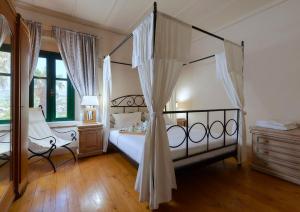 Postel nebo postele na pokoji v ubytování Castello Villa Daphnes - Private Pool & Whirlpool
