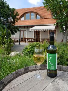 Nápoje v ubytování Koczor Winery & Guesthouse