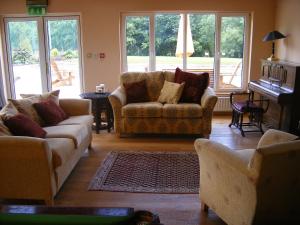 Istumisnurk majutusasutuses Camillaun Lodge with Lough Corrib Boat Hire
